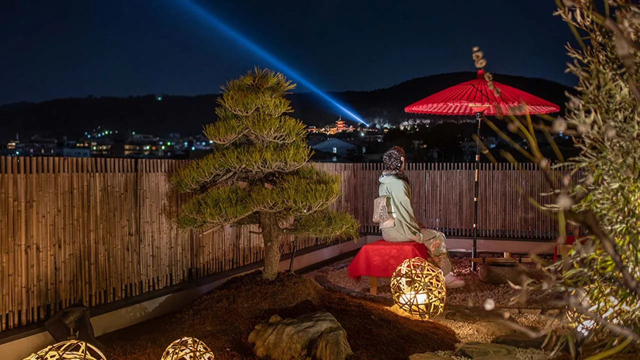 THE JUNEI HOTEL 京都の屋上から望む夜景。ライトアップされた八坂の塔を眺めながら、着物姿で過ごすロマンチックな夜。