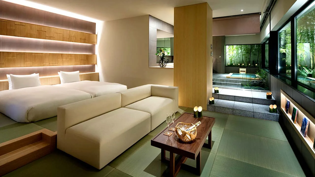 THE JUNEI HOTEL 京都の露天風呂付き客室。ふかふかのベッドと和のくつろぎ空間で、誰にも邪魔されない贅沢なリラックスタイムを。