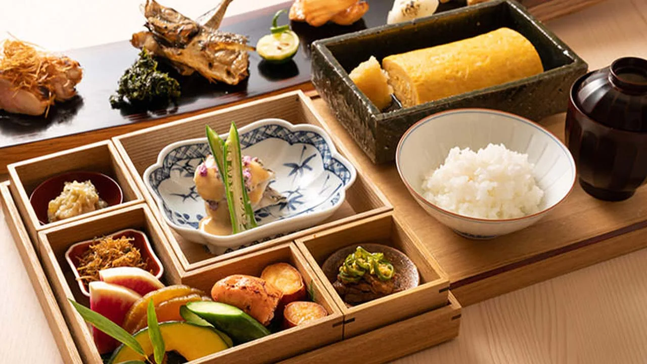THE JUNEI HOTEL 京都の彩り豊かな和食御膳。美しい木の器に盛り付けられたお料理で、心から満たされる幸せな朝の始まり。