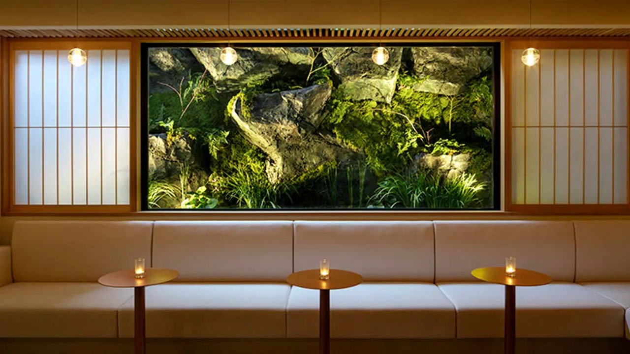 THE JUNEI HOTEL 京都のラウンジ。窓いっぱいに広がるライトアップされた美しい苔庭を眺めながら、静寂に身をゆだねる時間。