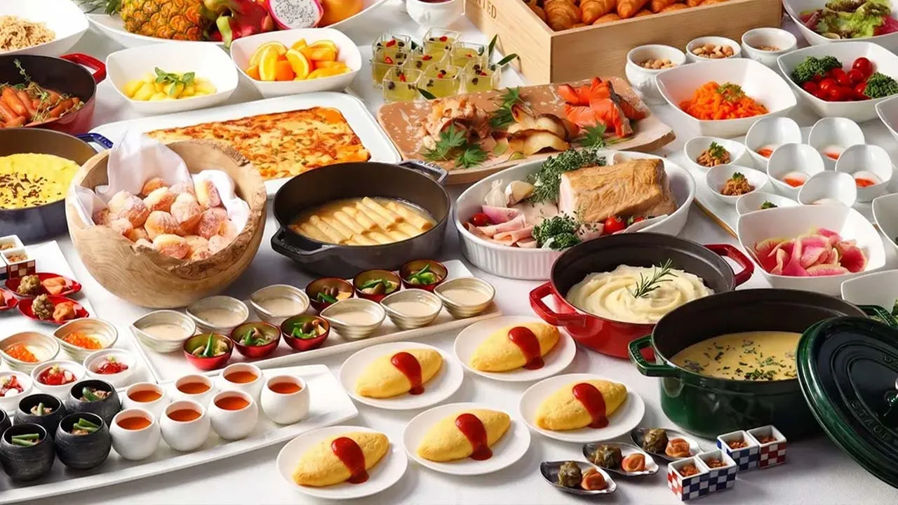 ふわふわのオムレツや色鮮やかなフルーツなど心躍る朝食ビュッフェで一日を始めるザ・カハラ・ホテル&リゾート 横浜のダイニング