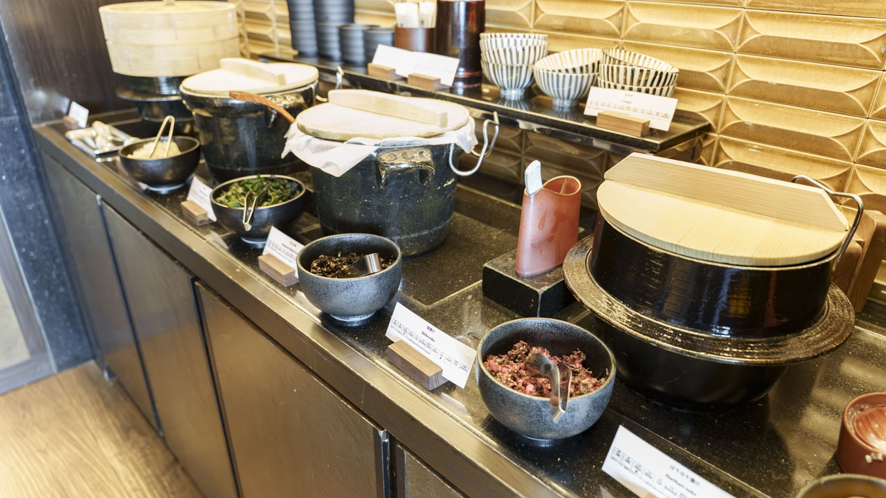 ザ・リッツ・カールトン東京 クラブラウンジの朝食|和食コーナーの土鍋ご飯と小鉢