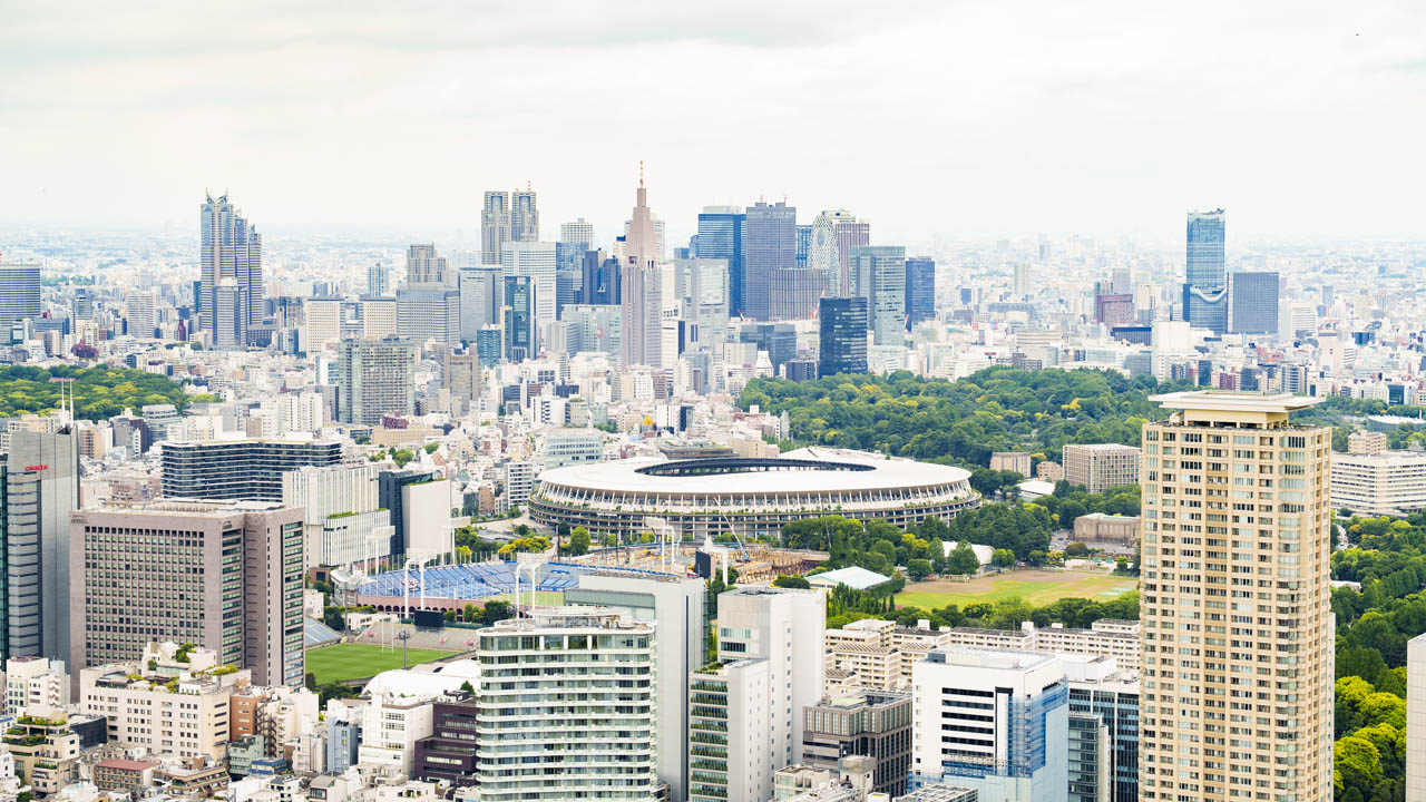 朝の窓辺から望む新宿方面の景色
