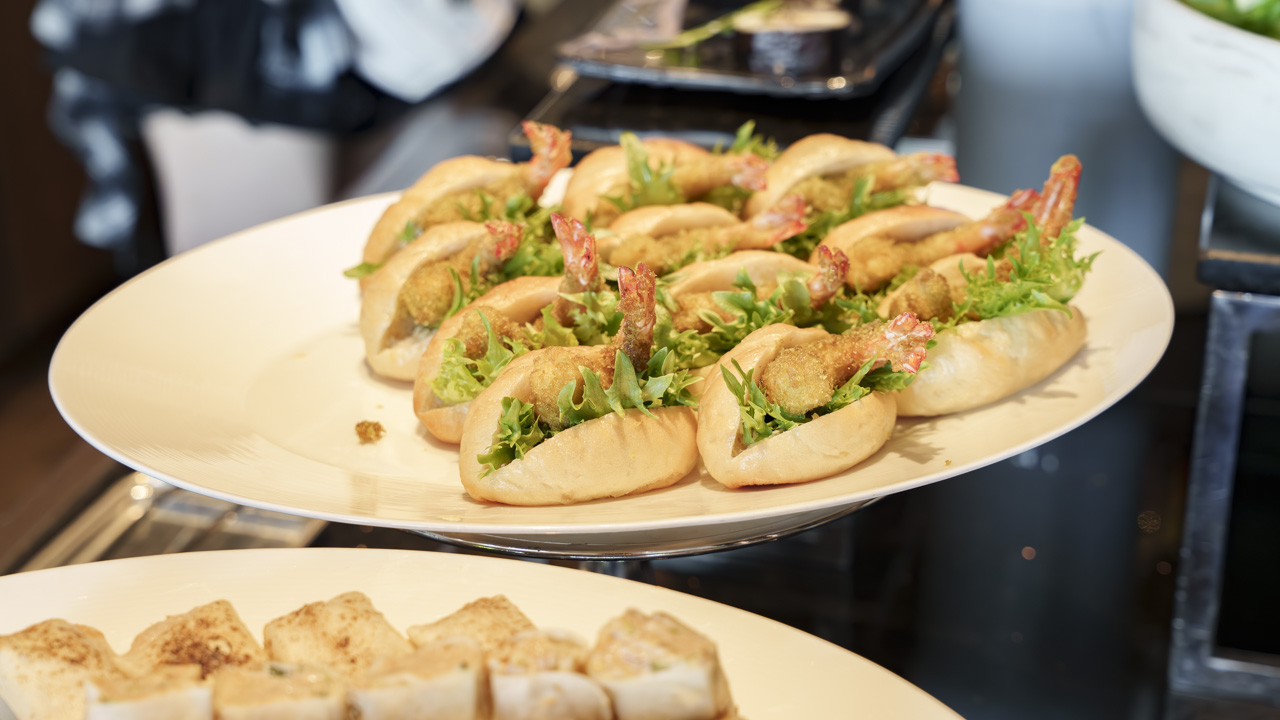 ザ・リッツ・カールトン東京 クラブラウンジのランチ|パンを使った軽食のラインナップ