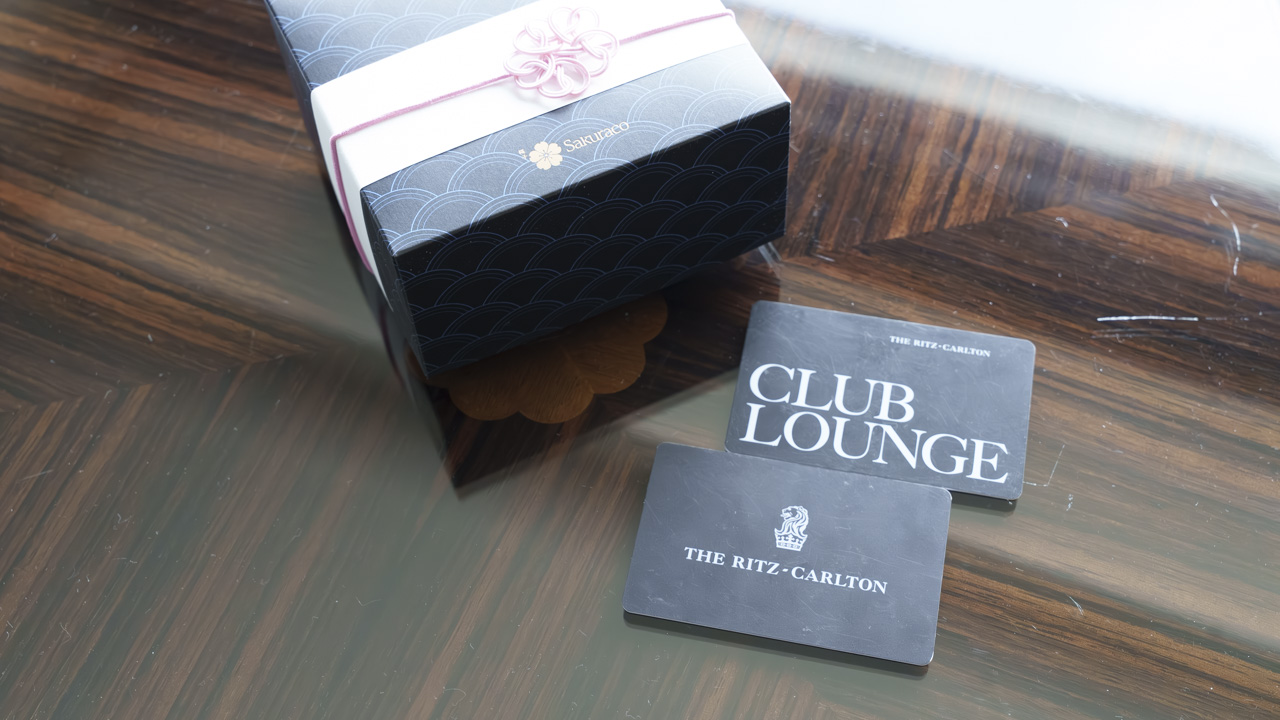 CLUB LOUNGEのカードとともに迎えられるクラブフロアのチェックイン
