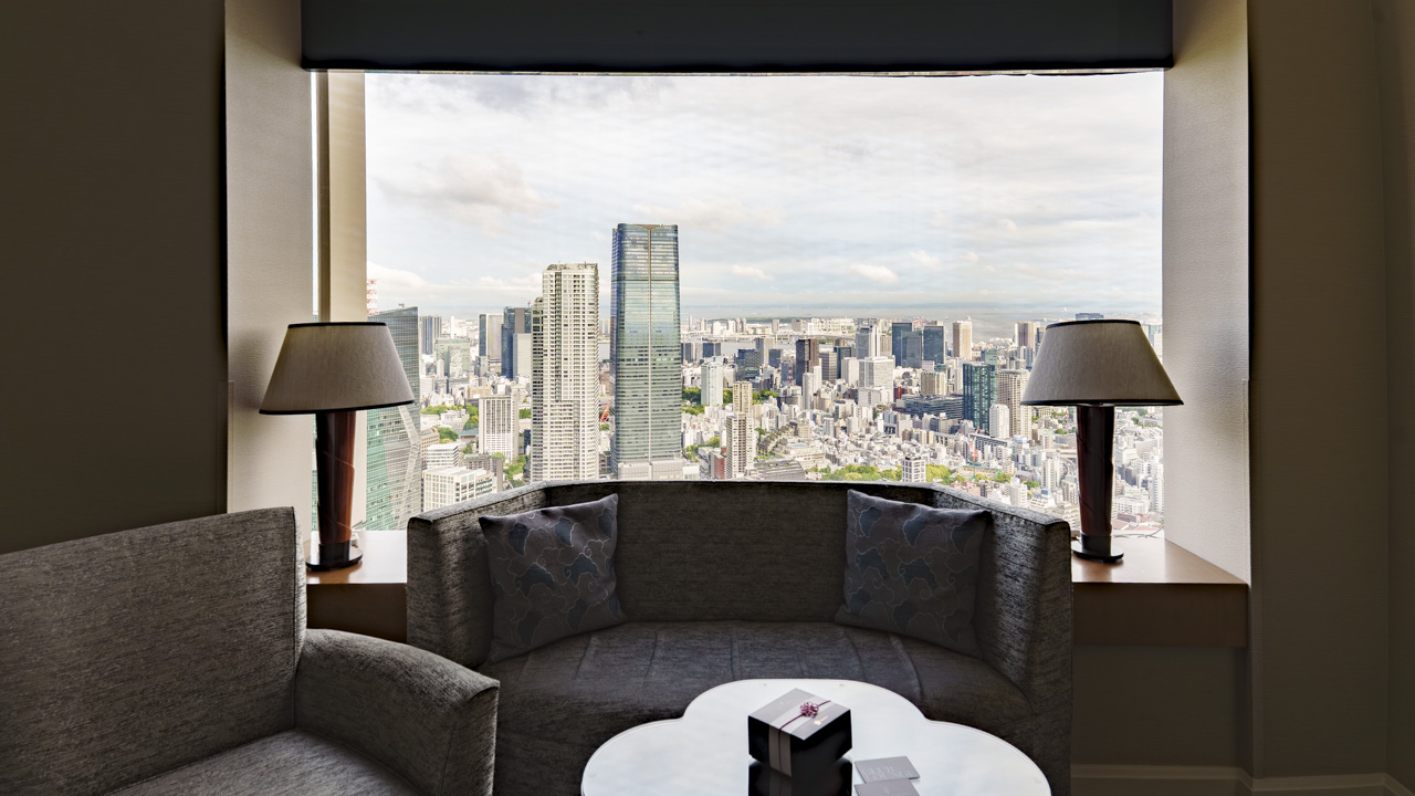 ザ・リッツ・カールトン東京 客室の窓辺のソファ|東京を見下ろす特等席