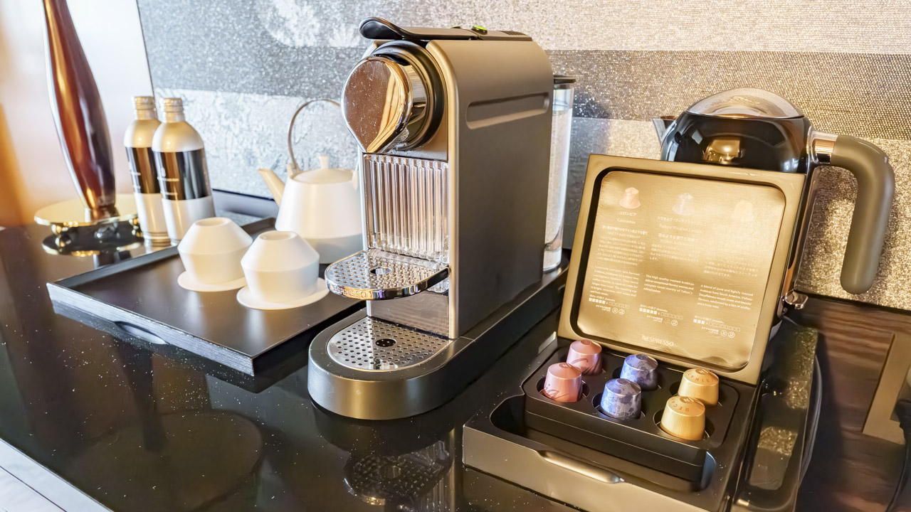 ザ・リッツ・カールトン東京 客室のコーヒーマシン|カプセル式マシンと美しい茶器