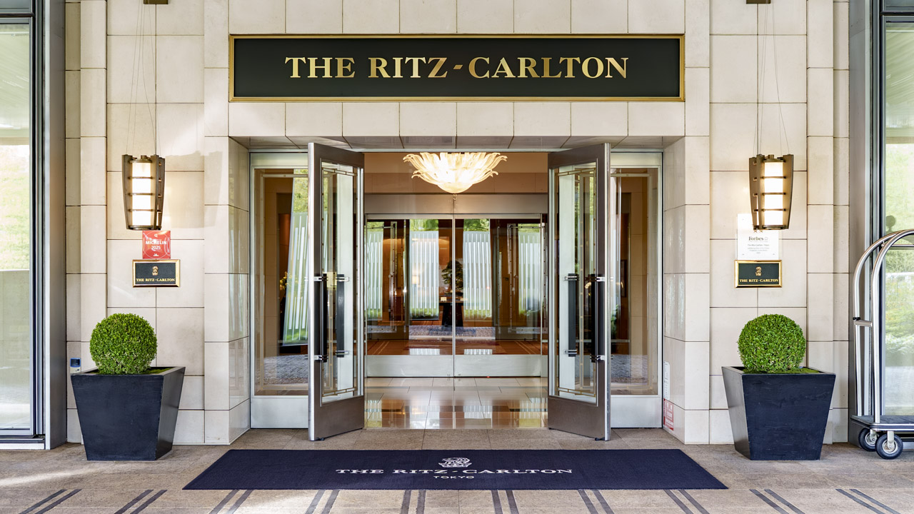 ザ・リッツ・カールトン東京 エントランス|THE RITZ-CARLTONのサインと重厚な扉