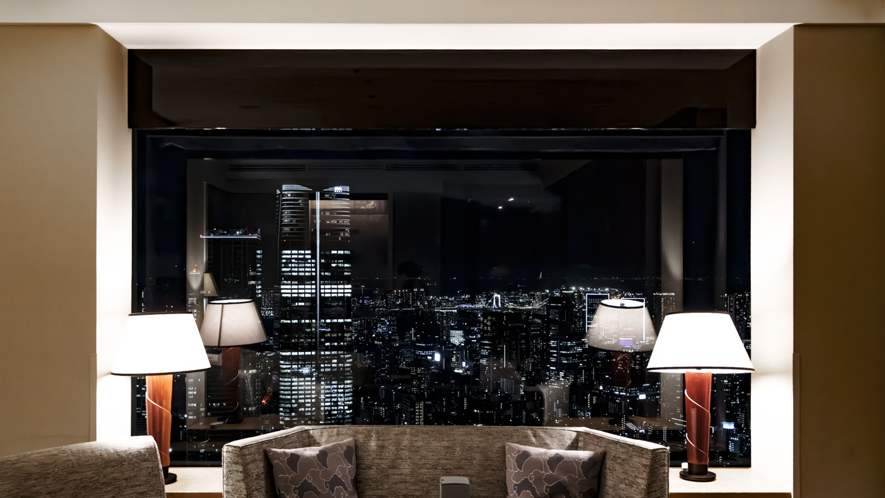 ザ・リッツ・カールトン東京 夜の客室|照明を絞って夜景と過ごす時間
