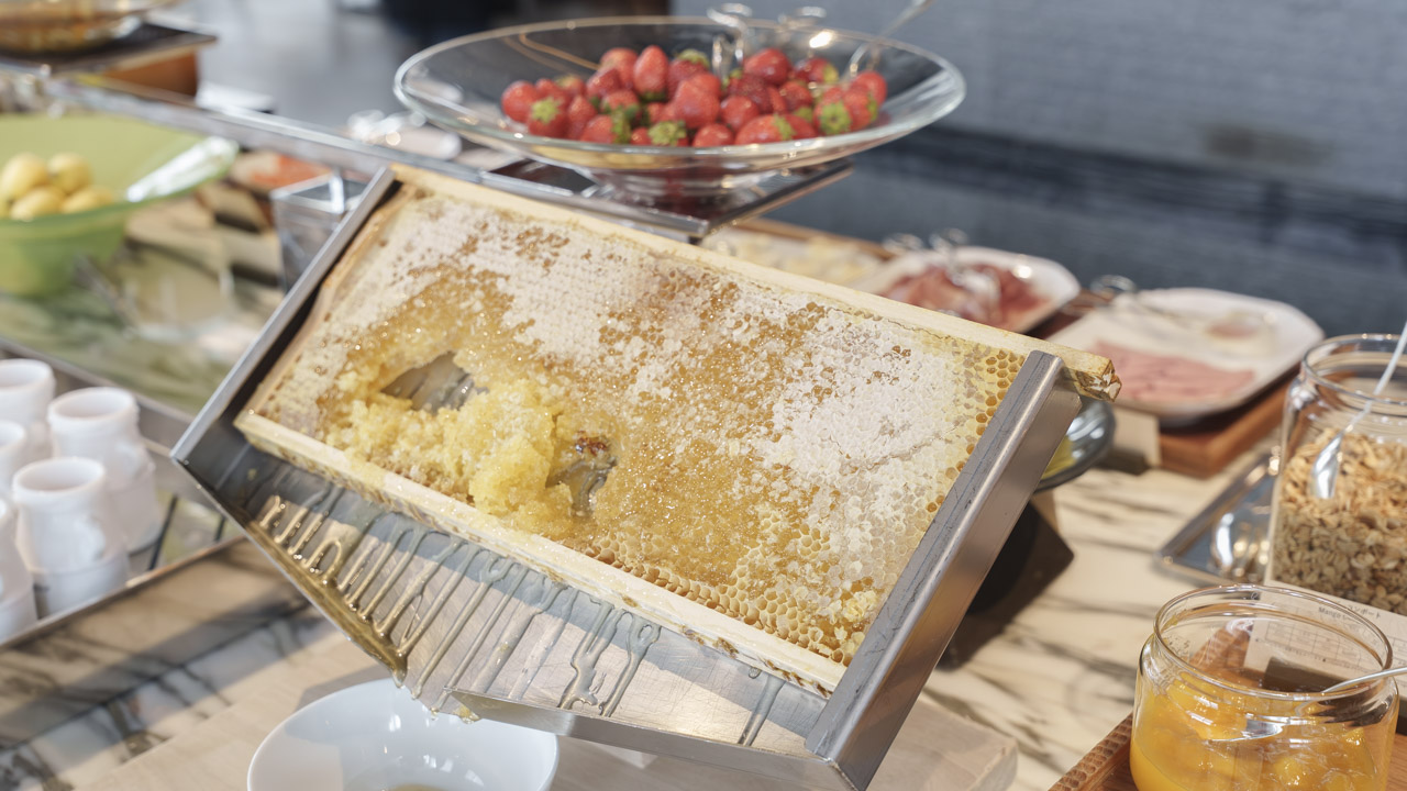 ザ・リッツ・カールトン東京 タワーズの朝食|蜂の巣ごと提供されるコームハニー