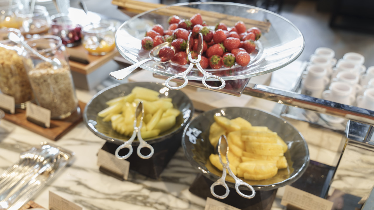 ザ・リッツ・カールトン東京 タワーズの朝食|苺やパイナップルのフルーツコーナー