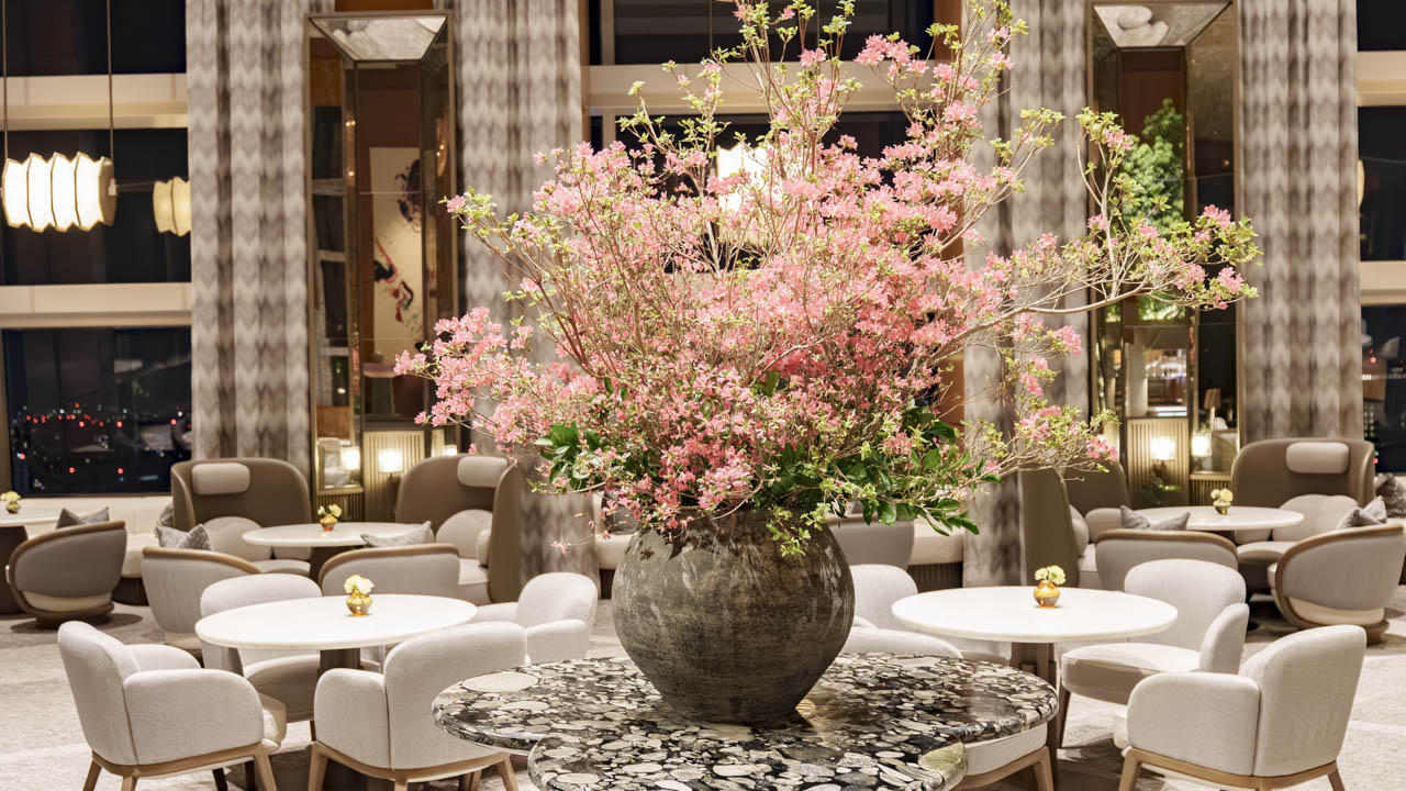 ザ・リッツ・カールトン東京 ザ・ロビーラウンジ|桜の装花が彩る優雅な空間