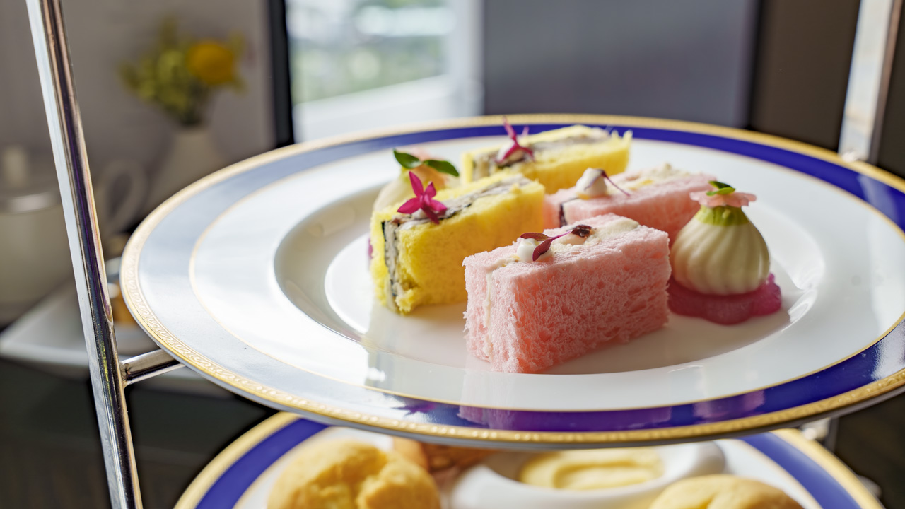 ザ・リッツ・カールトン東京 クラブラウンジ|桜色のスイーツが並ぶティースタンド