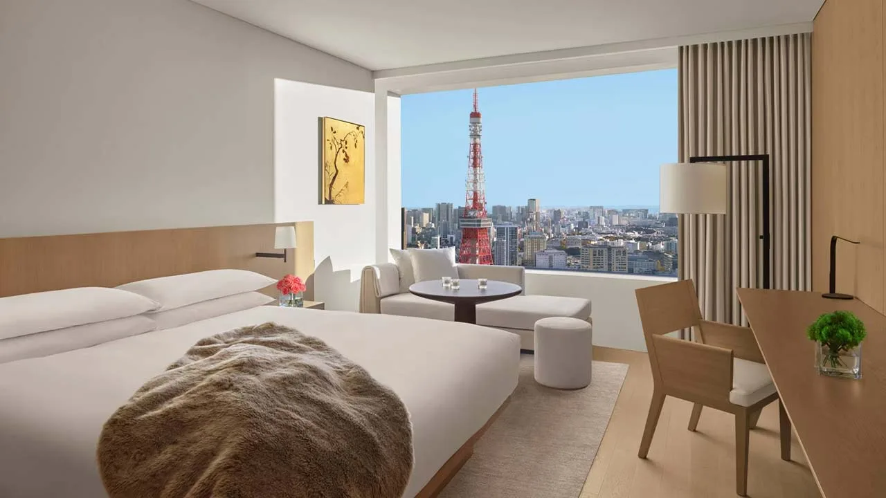 窓いっぱいに広がる東京タワーの絶景をベッドから独り占めできる、東京エディション虎ノ門の洗練された明るい客室