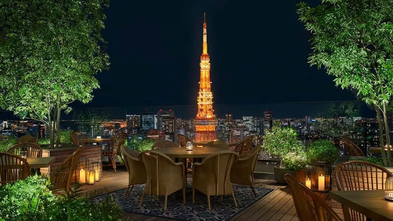 目の前に輝く東京タワーの夜景と豊かな緑に包まれながら、東京エディション虎ノ門の開放的なテラス席で過ごす忘れられない夜