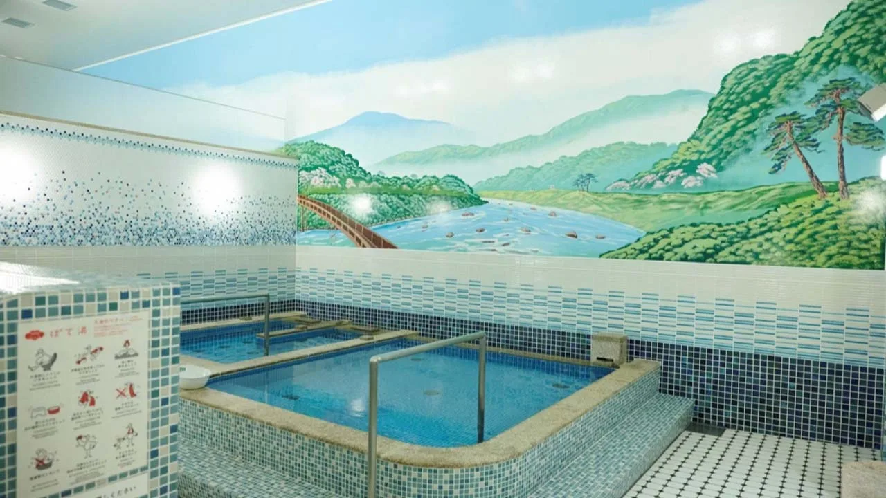 どこか懐かしいレトロな壁画に心がほっと解きほぐされる、梅小路ポテル京都の銭湯空間。梅小路ポテル京都の終わりに足を伸ばしてくつろぐ至福のバスタイム。