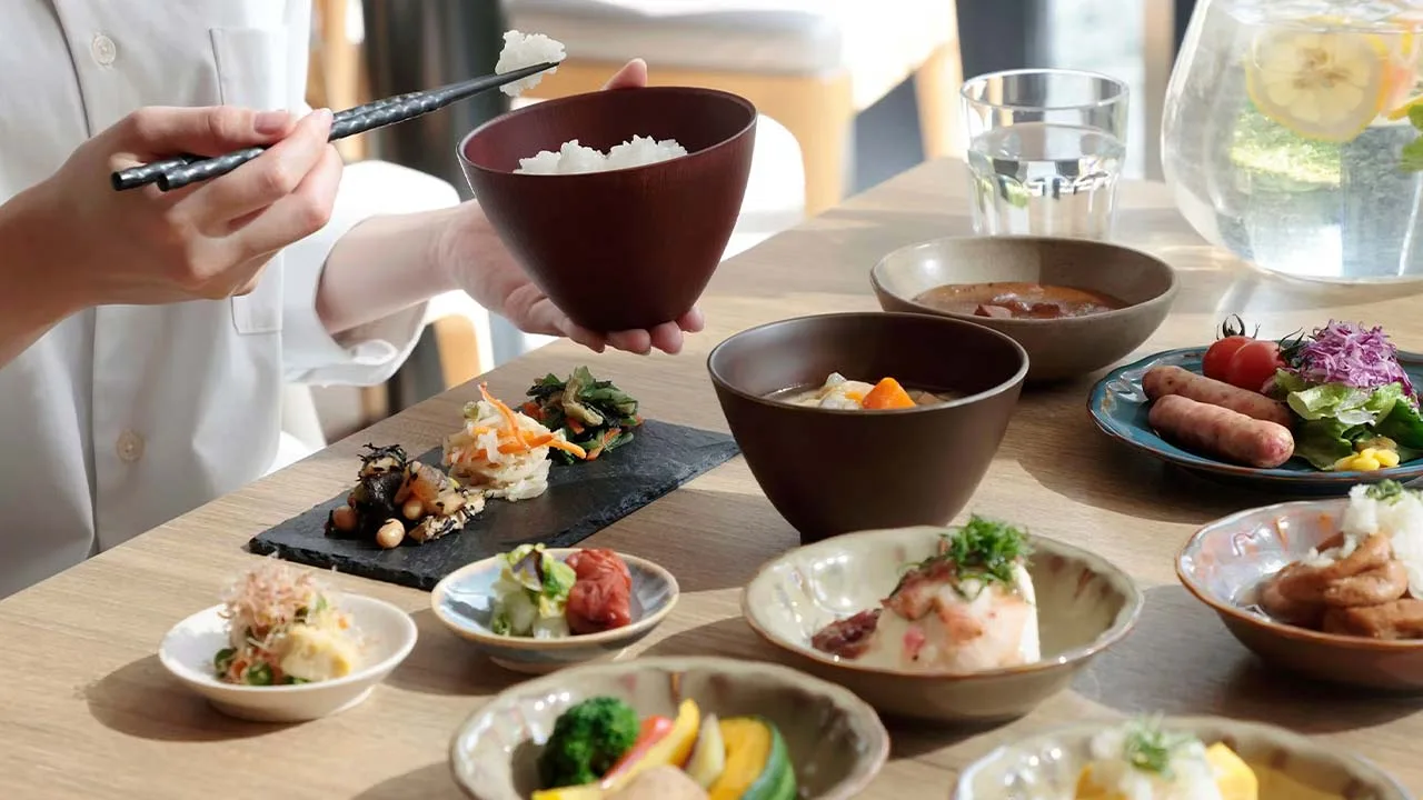 色鮮やかなおばんざいが食卓を彩る、梅小路ポテル京都の体に優しい朝食。梅小路ポテル京都の始まりにふさわしい、心まで満たされる美味しい朝の風景。