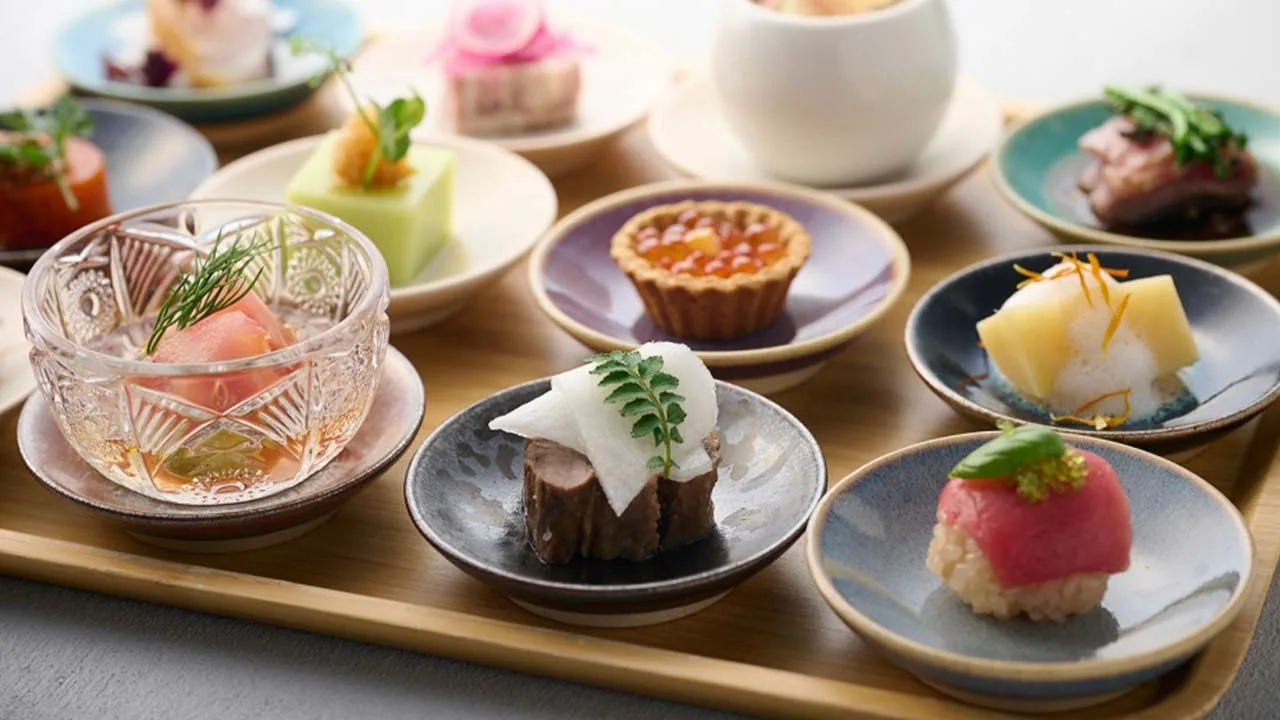 宝石箱のように美しく盛り付けられた、梅小路ポテル京都の繊細な小鉢料理。梅小路ポテル京都の食事を華やかに演出する、目でも舌でも味わえる特別な一皿。