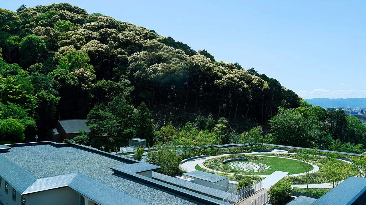 ウェスティン都ホテル京都の自然豊かな屋上庭園。青空と東山の緑に包まれて深呼吸したくなるような開放的なリフレッシュ空間