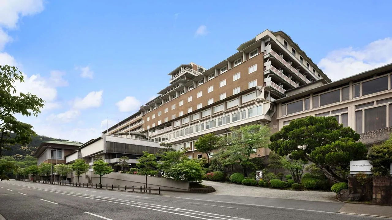 ウェスティン都ホテル京都の風格ある外観。緑あふれるエントランスアプローチが日常を忘れる特別なホテルステイへの期待を高める