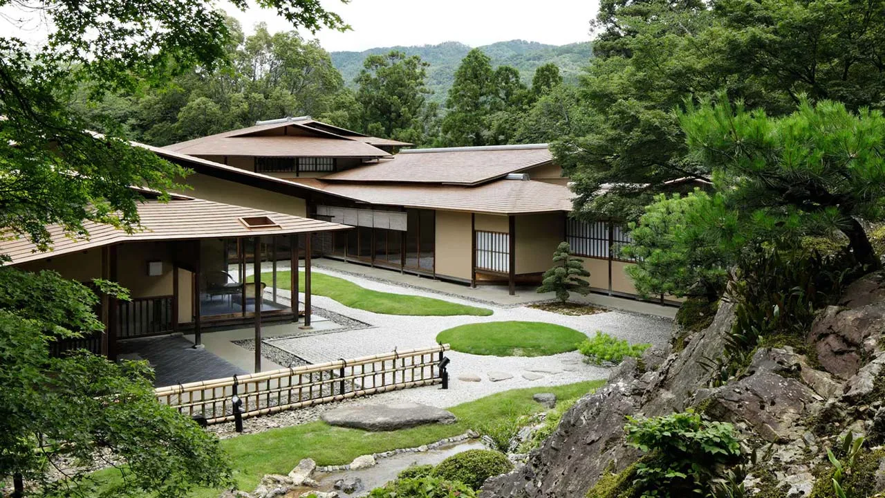 ウェスティン都ホテル京都の風情あふれる和の空間。美しい枯山水庭園と豊かな自然を眺めながらゆったりと過ぎゆく静かな京都時間