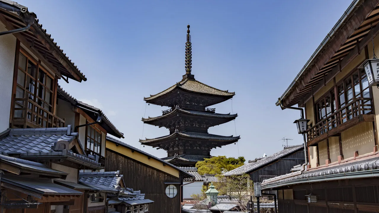 八坂通の石畳の先に立ち上がる、昼の八坂の塔の定番構図