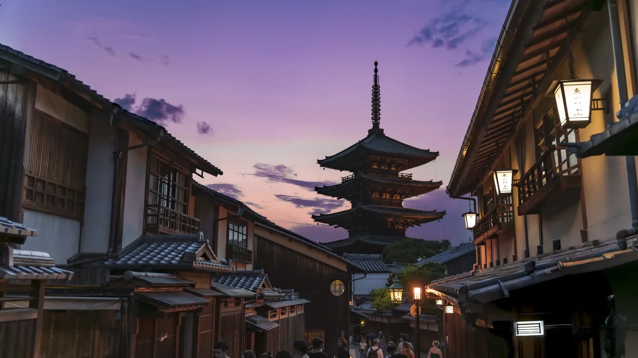 夕暮れの八坂通、ランタンの灯りの先に立つ八坂の塔(法観寺)