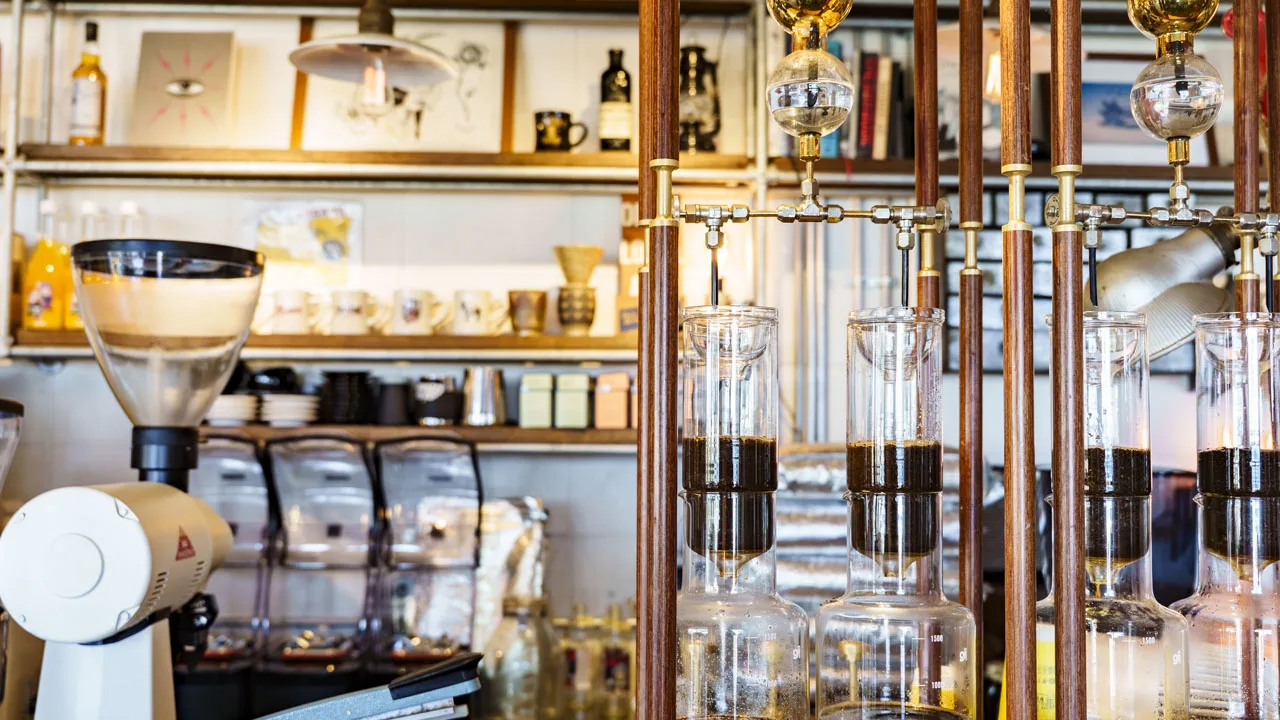 ジバゴ コーヒー ワークス オキナワ アメリカンビレッジ北谷のコーヒー抽出器具と店内カウンター