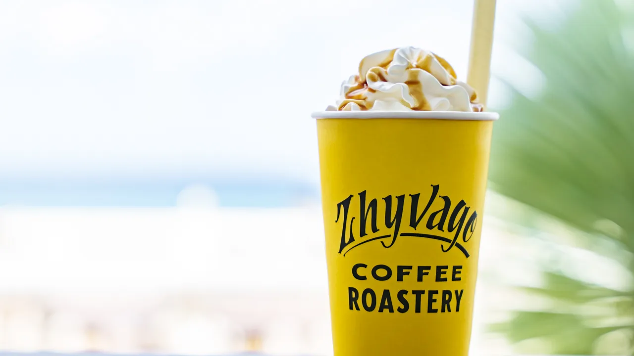 ジバゴ コーヒー ワークス オキナワ アメリカンビレッジ北谷のコーヒーフロートと青い海